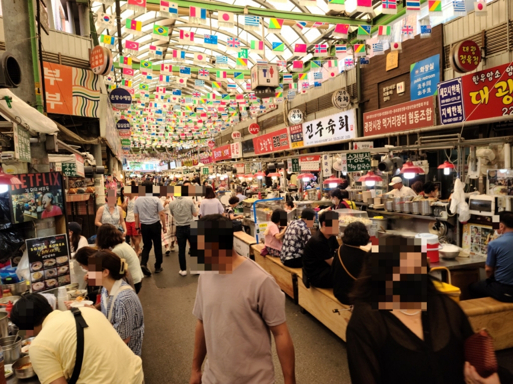 지난 5일 서울 종로구 광장시장은 휴가철 평일임에도 많은 사람들로 붐볐다. /사진=송정렬