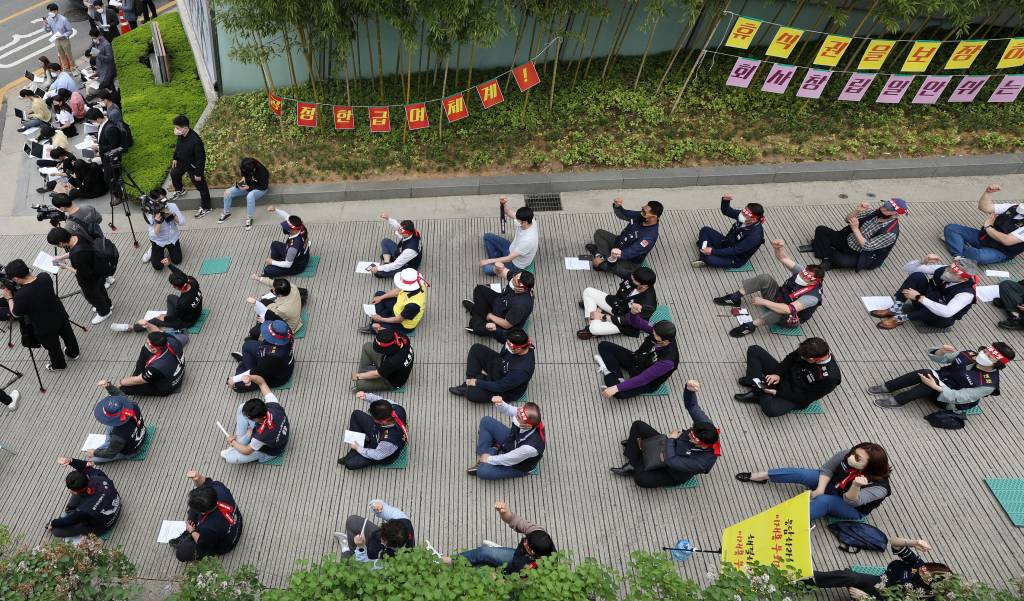 지난 4월25일 오후 서울 용산구 이재용 삼성전자 부회장 자택 앞에서 삼성전자 노동조합 공동교섭단이 노사협의회 교섭 중단과 노동조합 단체교섭권 쟁취를 촉구하며 전국의 노동조합 및 시민사회단체에 연대투쟁 요청 집회를 하고 있다./사진=뉴시스