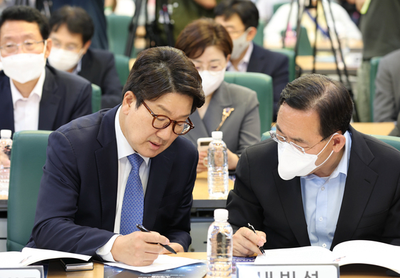 권성동 국민의힘 대표 직무대행 겸 원내대표와 주호영 의원(오른쪽)이 14일 오후 서울 여의도 국회 의원회관에서 열린 산업 디지털 전환 국회 포럼 ‘ON 미래, 산업 디지털 전환’에서 대화를 나누고 있다. (공동취재) 2022.7.14/뉴스1  