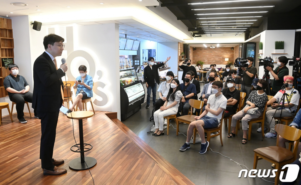 (서울=뉴스1) 유승관 기자 = 에서 이준석 국민의힘 대표를 지지하는 당원 등이 모인 '국민의힘 바로 세우기'(국바세) 주최로 열린 대토론회에서 발언을 하고 있다. (공동취재) 2022.8.8/뉴스1  Copyright ? 뉴스1. All rights reserved. 무단 전재 및 재배포 금지.