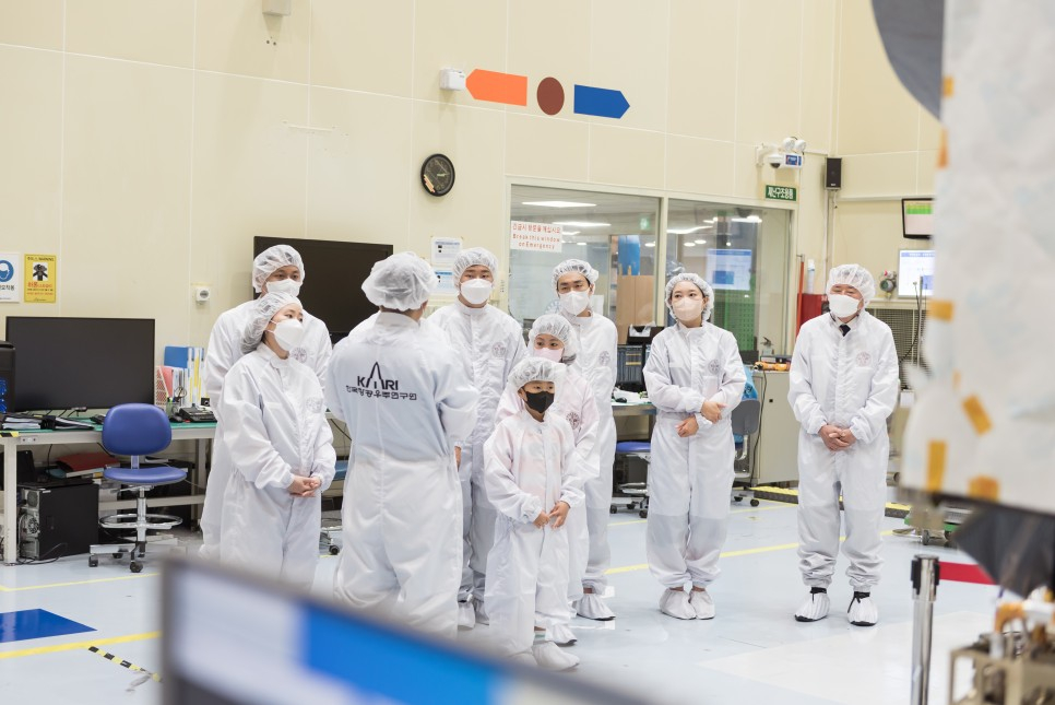 지난 5월 한국항공우주연구원을 방문해 다누리를 직접 탐방하고 있는 '달 탐사선 명칭공모전 수상자'. / 사진제공=과학기술정보통신부