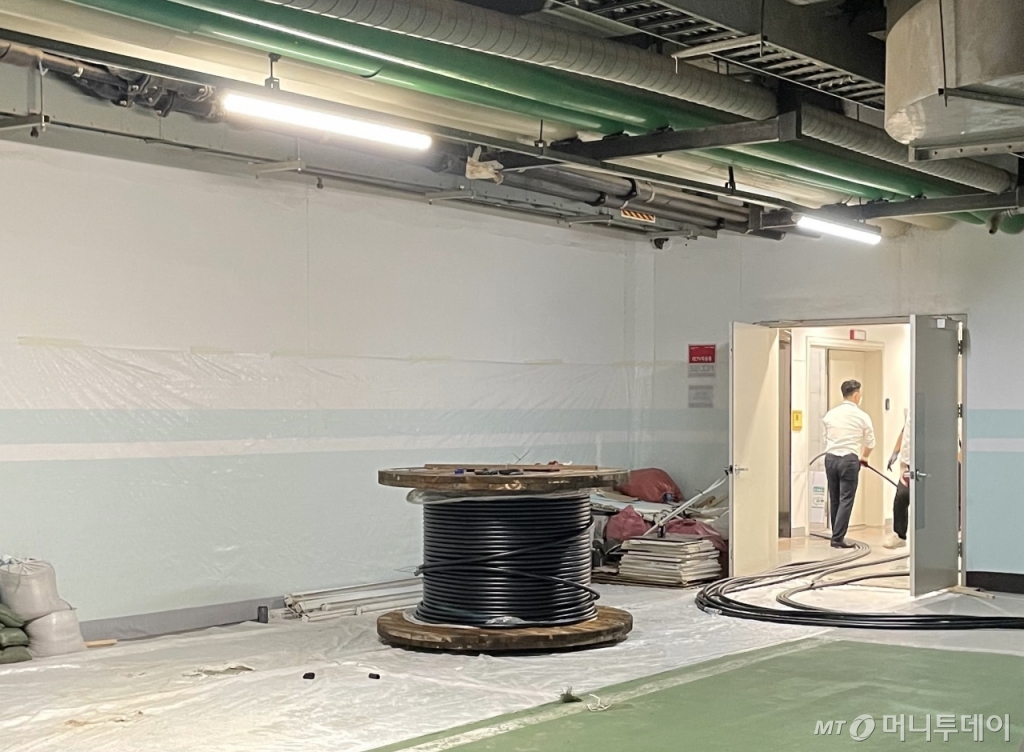 9일 새벽 한국투자증권 총무실 직원들이 중앙감시실로 거대한 케이블을 연결하고 있다