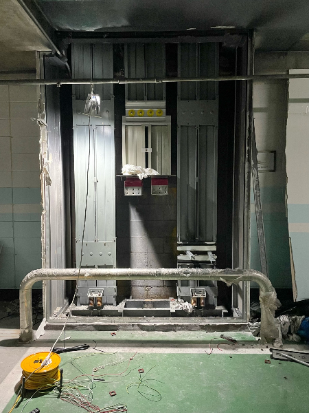 9일 새벽 한국투자증권 지하 3층 주차장 깨진 외벽에 기계장치가 드러나있다. 누수된 빗물을 닦기 위한 걸레가 널려있다. 전일 한국투자증권은 본사 시스템 전원장치 합선으로 MTS, HTS 홈페이지 등이 마비됐다./사진=오정은 기자 