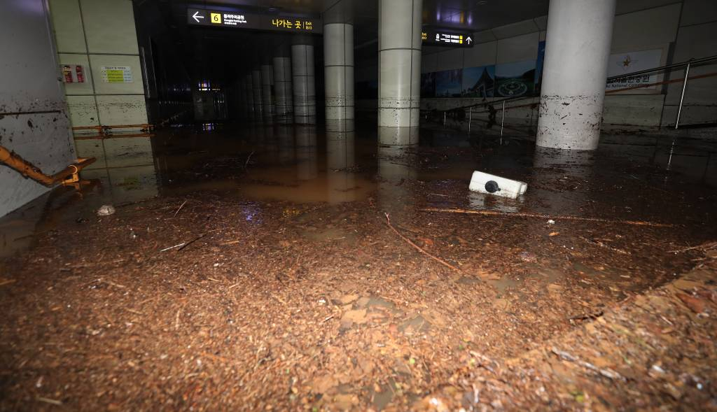 [서울=뉴시스] 백동현 기자 = 9일 오전 서울 동작구 동작역 9호선 역내 지하보도가 침수된 모습이다. 2022.08.09.