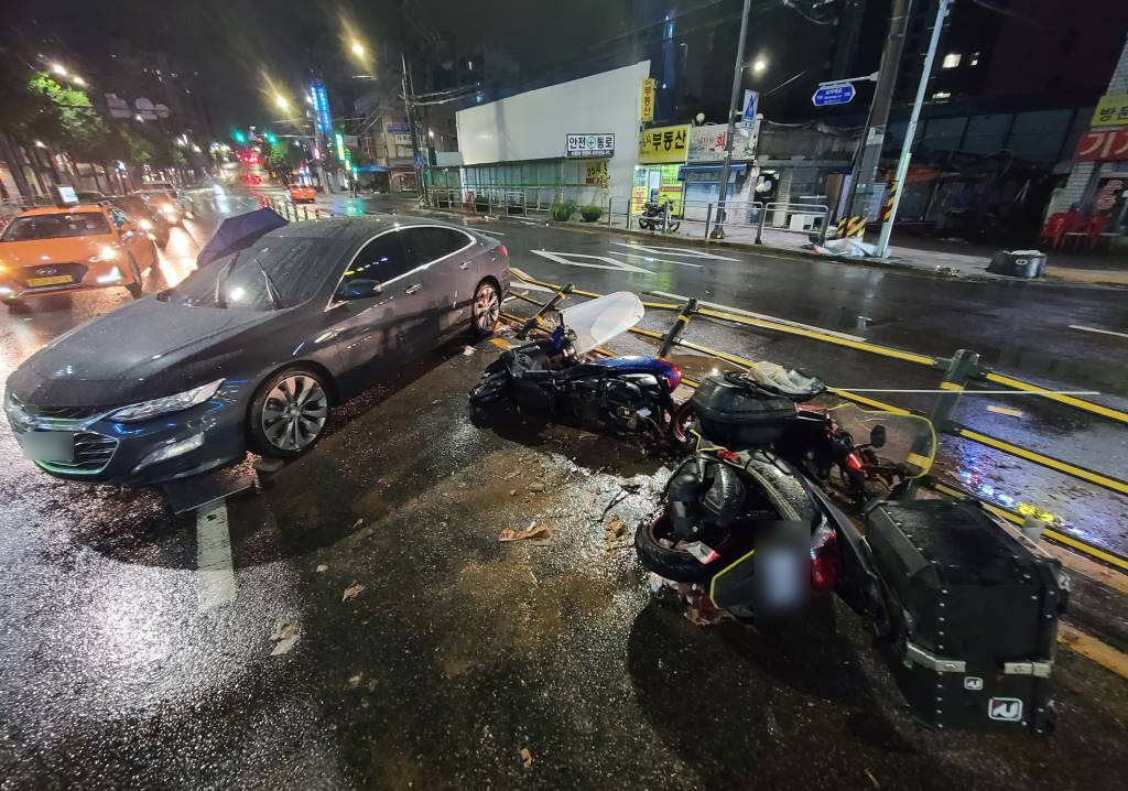 서울과 경기북부 등 수도권에 폭우가 내린 9일 새벽 서울 신대방삼거리역 인근 도로에 폭우 때 난 교통사고로 차량과 오토바이가 방치돼 있다. /사진=뉴시스