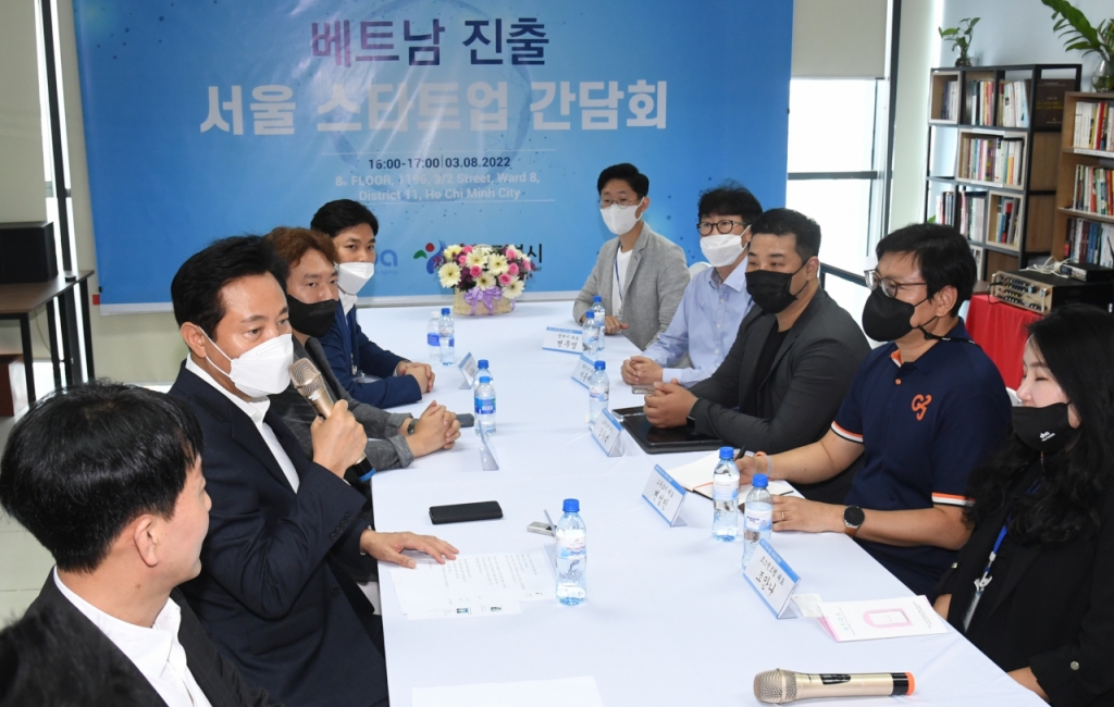 오세훈 서울시장이 지난 3일 오후 서울창업허브 호찌민 8층 회의실에서 열린 베트남 진출 서울 스타트업 간담회에서 인사말을 하고 있다. /사진제공=서울시