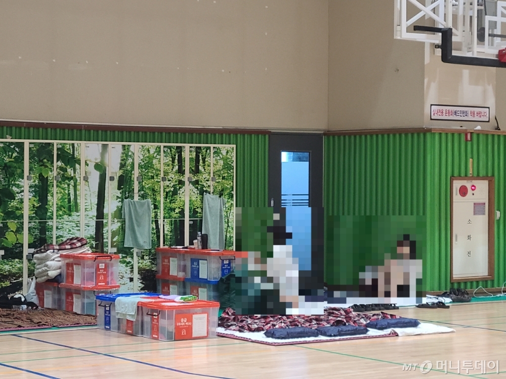 10일 오후 서울 동작구 사당동 체육관에 마련된 임시대피소. 지난 8일 밤부터 서울 동작구 사당동에 쏟아진 기록적인 폭우에 집에 물이 차거나 정전돼 시민들은 9일 동작구 사당동종합체육센터로 대피했다. /사진=하수민기자