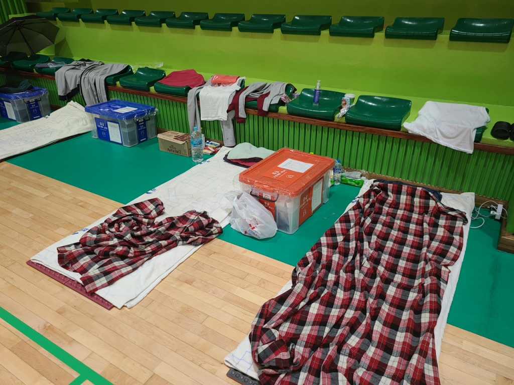 10일 오후 서울 동작구 사당동 체육관에 마련된 임시대피소. 지난 8일 밤부터 서울 동작구 사당동에 쏟아진 기록적인 폭우에 집에 물이 차거나 정전돼 시민들은 9일 동작구 사당동종합체육센터로 대피했다. /사진=하수민기자