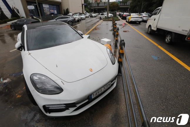 서울을 비롯한 중부지역에 기록적인 폭우가 내린지난 9일 서울 서초구 서초동 진흥아파트 앞 서초대로에 침수로 고립된 차량들이 엉켜있다. /사진=뉴스1