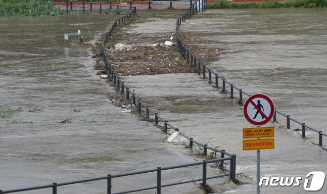충청권에 폭우가 쏟아지며 대전 지역에도 비 피해가 속출하고 있는 가운데 10일 대전 유성천 하천보행도가 침수돼 있다. /사진=뉴스1