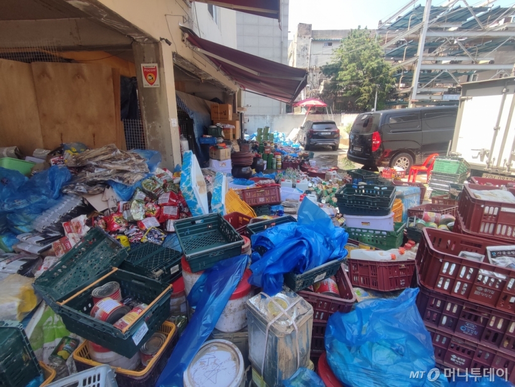 12일 오전 서울 동작구 사당동 남성사계시장에 위치한 장주영씨 식자재 가게 뒤편에 창고에서 꺼낸 식자재들이 놓여 있다. /사진= 정세진 기자