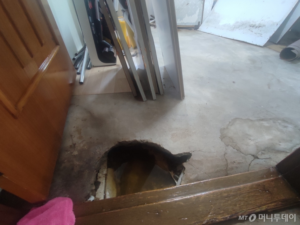 12일 오전 서울 동작구 사당 1동의 한 반지하 주택에서 수해 복구를 위해 시멘트 바닥을 깨고 물을 퍼내고 있다./사진= 정세진 기자