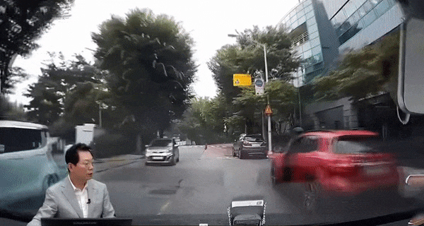 지난 2일 오후 4시쯤 경기도 성남시의 한 도로에서 발생한 개문 사고./사진=한문철TV