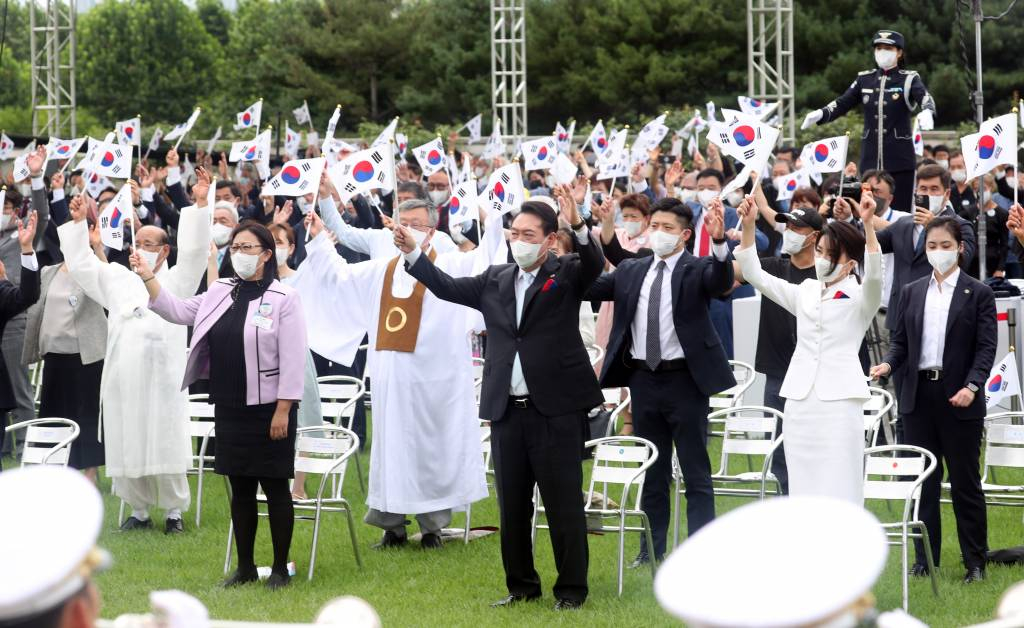 [서울=뉴시스] 홍효식 기자 = 윤석열 대통령과 부인 김건희 여사가 15일 서울 용산 대통령실 잔디마당에서 열린 제77주년 광복절 경축식에서 만세삼창을 하고 있다. 2022.08.15.