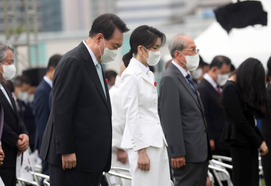 [서울=뉴시스] 홍효식 기자 = 윤석열 대통령과 부인 김건희 여사가 15일 서울 용산 대통령실 잔디마당에서 열린 제77주년 광복절 경축식에서 순국선열에 대한 묵념을 하고 있다. 2022.08.15.