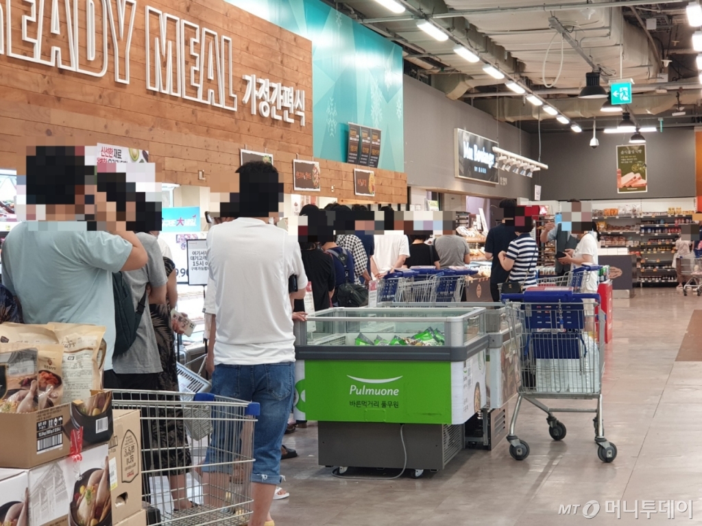 15일 오전 11시 서울 노원구 홈플러스 중계점에서 '당당치킨'이 판매되고 있다. 이날은 말복을 맞아 원가(6990원)보다 1000원 내린 5990원에 치킨이 판매됐다. 이에 치킨 구매를 위해 긴 줄이 늘어섰다. /사진=이재은 기자