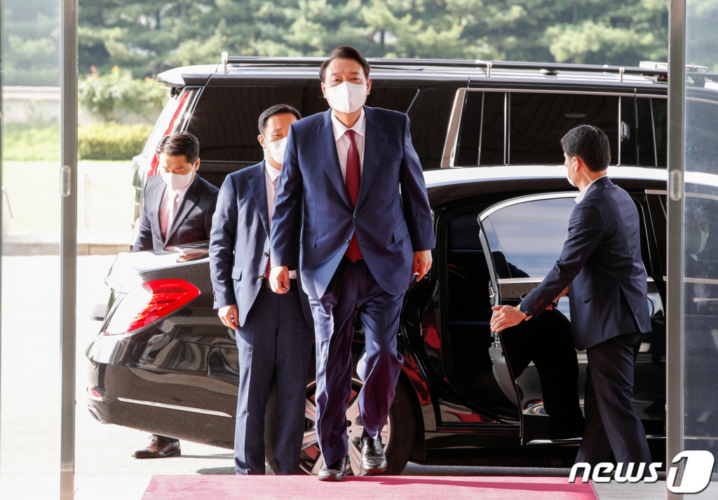 (서울=뉴스1) 안은나 기자 = 윤석열 대통령이 취임 100일을 하루 앞둔 16일 오전 용산 대통령실로 출근하고 있다. 2022.8.16/뉴스1  Copyright ? 뉴스1. All rights reserved. 무단 전재 및 재배포 금지.