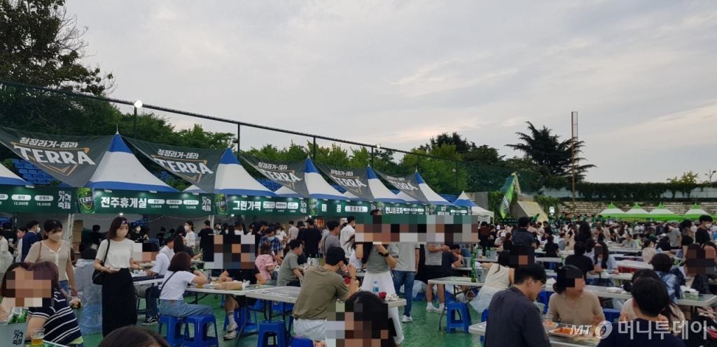 13일 전주가맥축제 행사에 참여한 방문객과 전주 내 가맥 점포 모습/사진= 박미주 기자