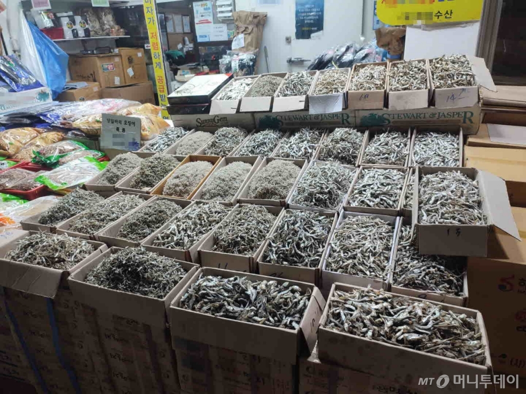 17일 오전 서울 송파구 가락동농수산물시장의 한 건어물 도매 매장.  /사진=정세진 기자 