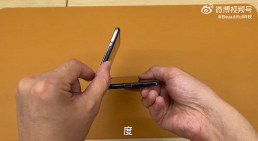 중국 샤오미 폴더블 스마트폰 '샤오미 믹스 폴드2'가 원하는 각도로 접었을 때 고정되는 '프리스톱' 기능을 지원하지 않는다는 지적이 나온다./사진=유튜브 채널 'Fold Universe