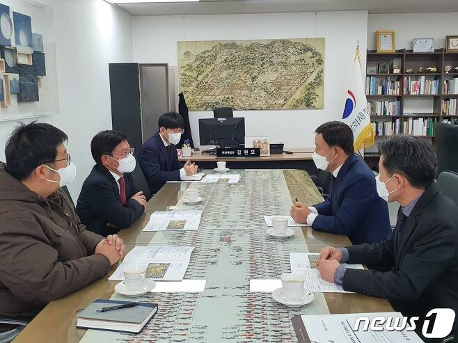 허성곤(오른쪽에서 두번째) 전 시장 등 김해시 관계자들이 2022년 2월8일 문화재청을 방문해 지석묘 발굴 지역 등 현안에 따른 국비 지원을 요청하고 있다./사진=김해시 제공