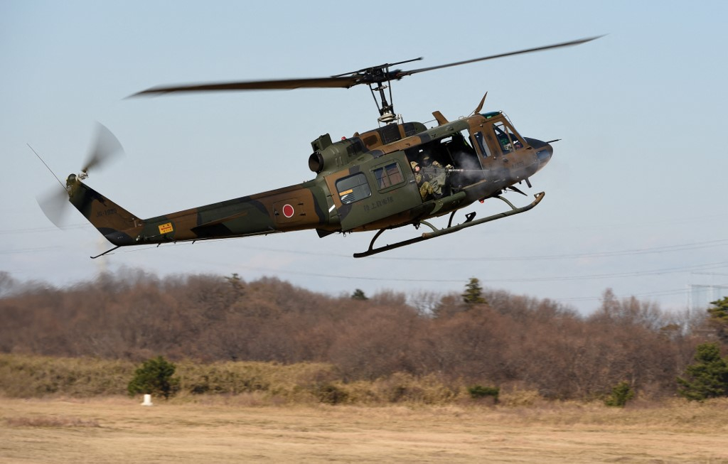 일본 자위대 군인들이 헬기에서 군사훈련을 하고 있다. / ⓒAFP=뉴스1