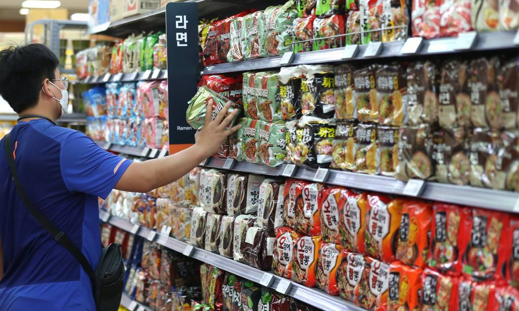 서울 시내 한 대형마트에서 시민이 라면 코너에 진열된 제품들을 살펴보고 있는 모습/사진= 뉴시스