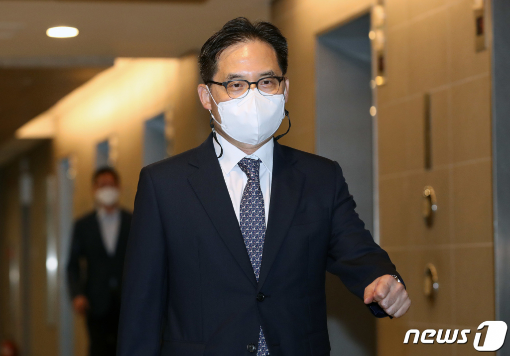 (서울=뉴스1) 박세연 기자 = 한기정 공정거래위원장 후보자가 23일 오전 서울 중구 공정거래조정원에 마련된 인사청문회 준비 사무실로 출근하고 있다. 2022.8.23/뉴스1  Copyright ? 뉴스1. All rights reserved. 무단 전재 및 재배포 금지.