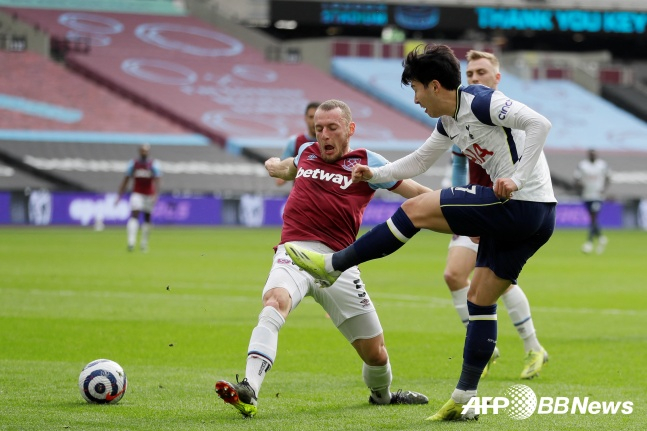 블라디미르 초우팔(왼쪽)과 손흥민./AFPBBNews=뉴스1