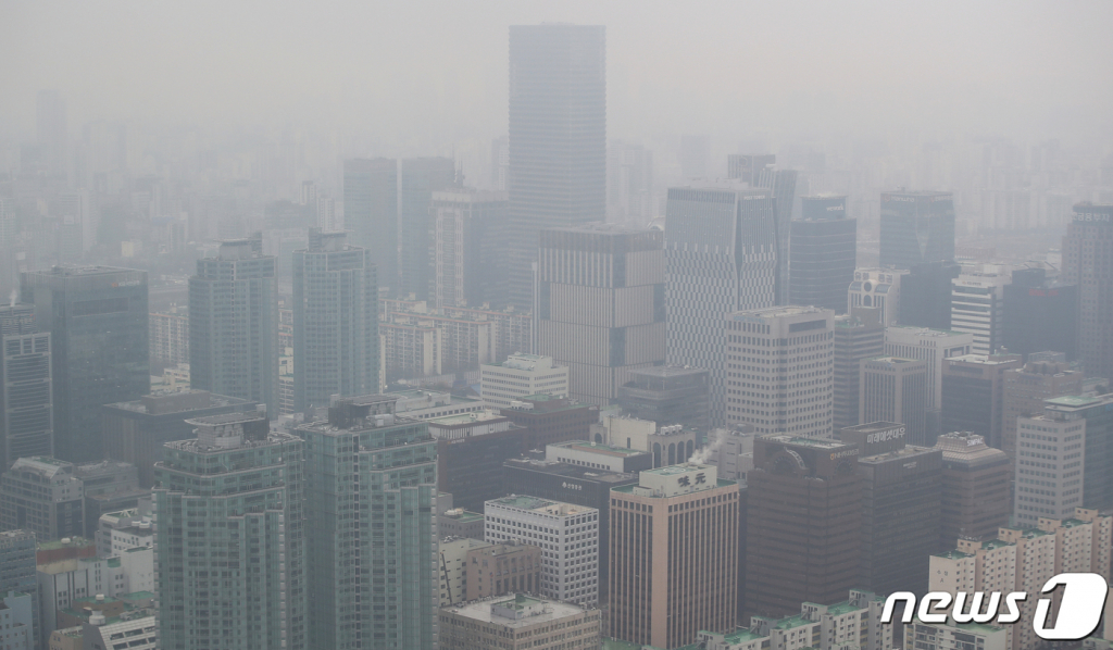 (서울=뉴스1) 오대일 기자 = 사진은 이날 오후 서울 여의도 63스퀘어에서 바라본 흐린 날씨 속 여의도 증권가. 2021.1.26/뉴스1   