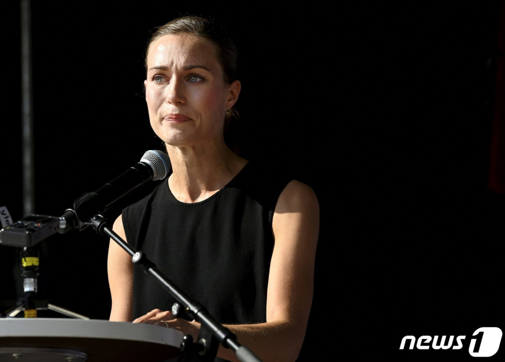 (라티 AFP=뉴스1) 우동명 기자 = 산나 마린 핀란드 총리가 24일(현지시간) 수도 헬싱키 북부 라티에서 열린 집권 사회 민주당 행사에서 “정치인들 역시 공적 업무를 끝낸 후 주어진 사적인 시간엔 자유롭게 즐길 권리가 있다”고 눈물을 글썽이며 ‘파티 논란’ 해명 연설을 하고 있다.  ⓒ AFP=뉴스1  Copyright ? 뉴스1. All rights reserved. 무단 전재 및 재배포 금지.