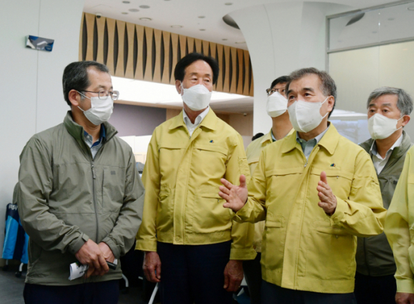 지난 9일 서울시 풍수해 재난안전대책본부 상황실을 방문한 김현기 서울시의장 /사진제공=서울시의회