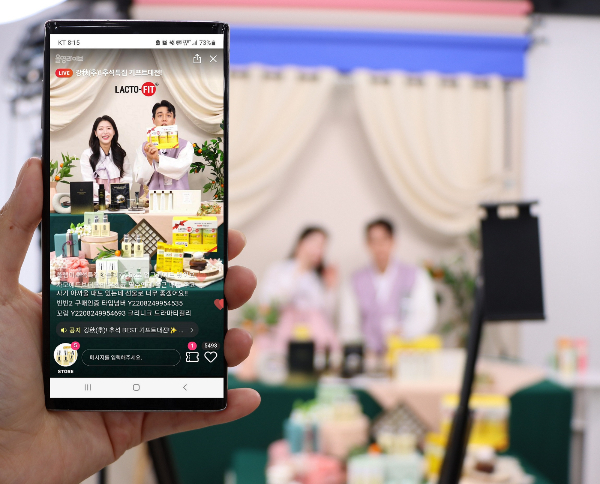 올영라이브에서 쇼호스트들이 상품을 소개하고 있다/CJ올리브영