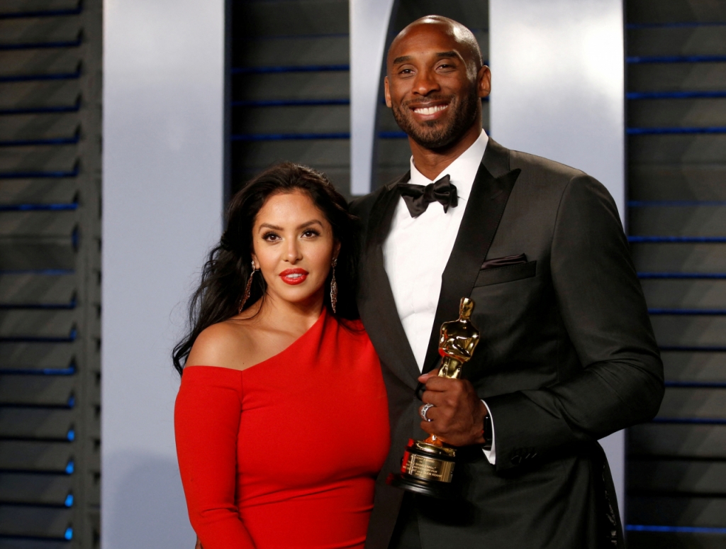 2018 Vanity Fair Oscar Party ? Arrivals ? Beverly Hills, California, U.S., 04/03/2018 ? Kobe Bryant holds his Oscar for Best Animated Short, with wife Vanessa. REUTERS/Danny Moloshok/File Photo/사진=로이터=뉴스1