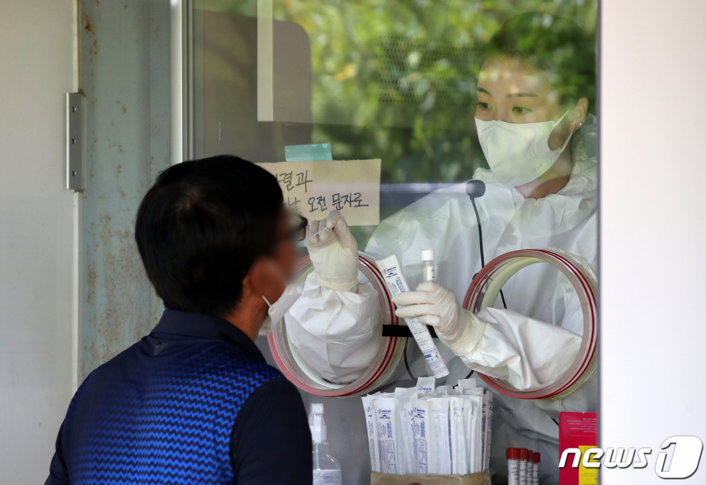 (대전=뉴스1) = 신종 코로나바이러스 감염증(코로나19) 재유행 속에 대전지역 신규 확진자가 닷새 연속 감소하며 2000명대로 급감했다. 22일 대전 동구보건소에 마련된 선별진료소에서 시민들이 검사를 받고 있다.