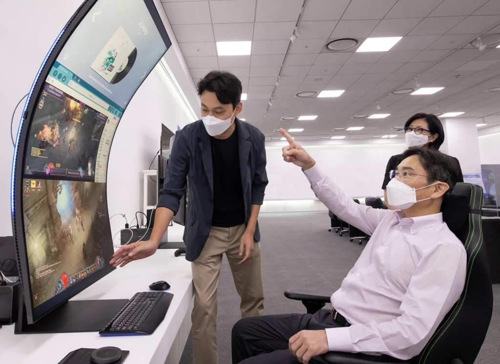 이재용 삼성전자 부회장이 26일 수원사업장 영상디스플레이사업부를 방문해 MZ세대 직원으로부터 전략 제품 보고를 받고 있다./사진제공=삼성전자