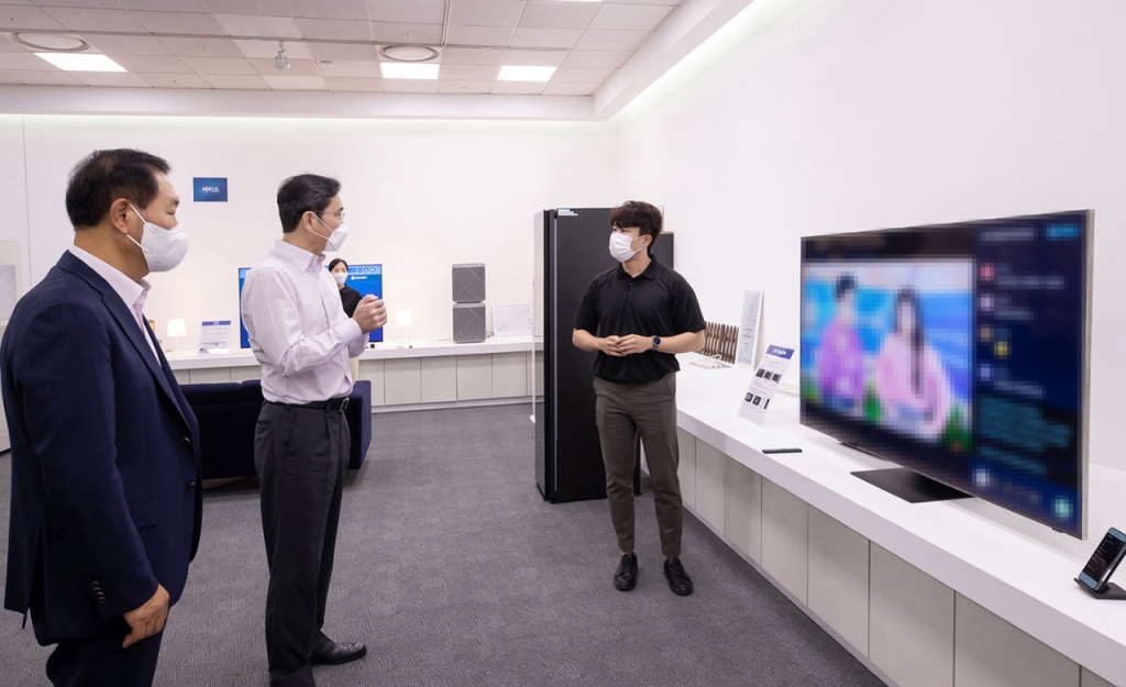 이재용 삼성전자 부회장(가운데)과 한종희 부회장(DX부문장·왼쪽)이 26일 수원사업장 영상디스플레이사업부를 방문해 MZ세대 직원으로부터 전략 제품 보고를 받고 있다./사진제공=삼성전자