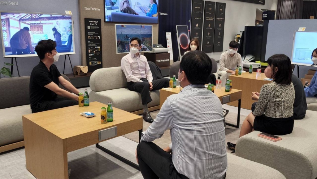 이재용 삼성전자 부회장이 26일 수원사업장에서 영상디스플레이사업부, MX(모바일경험), 생활가전, 네트워크 사업부 등 MZ세대 직원들과 간담회를 진행하고 있는 모습./사진제공=삼성전자