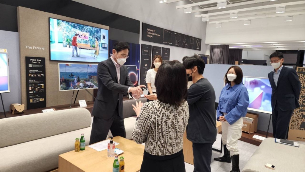 이재용 삼성전자 부회장이 26일 수원사업장에서 영상디스플레이사업부, MX(모바일경험), 생활가전, 네트워크 사업부 등 MZ세대 직원들과 간담회를 진행하고 있는 모습./사진제공=삼성전자