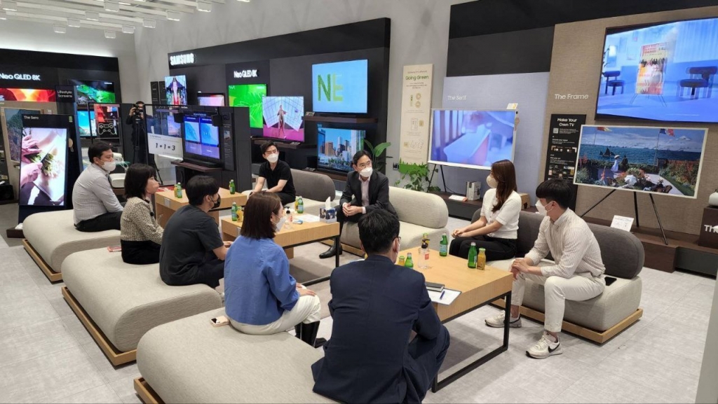 이재용 삼성전자 부회장이 26일 수원사업장에서 영상디스플레이사업부, MX(모바일경험), 생활가전, 네트워크 사업부 등 MZ세대 직원들과 간담회를 진행하고 있는 모습./사진제공=삼성전자