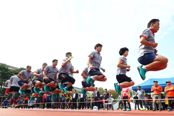 ‘2016년 강원도의용소방대 한마음 전진대회’에서 소방관들이 단체줄넘기를 하고 있다. 기사내용과는 관계없음.사진제공=강원도소방본부