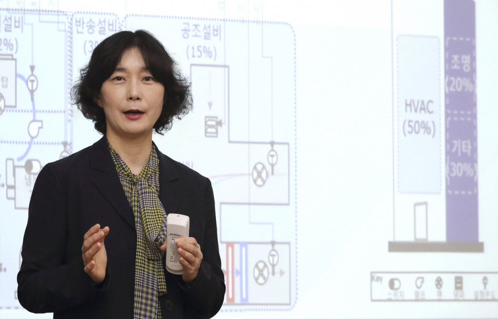 한자경 KT 융합기술원 상무가 공기열 히트펌프와 융합할 수 있는 KT AI 빌딩 오퍼레이터 솔루션을 소개하고 있다. /사진=KT