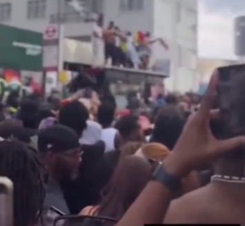 노팅힐 카니발이 열린 영국 런던 래드브룩그로브에서 시민 10명이 한 버스 정류장 지붕 위로 올라가 춤을 추다가 지붕이 무너졌다./사진=트위터