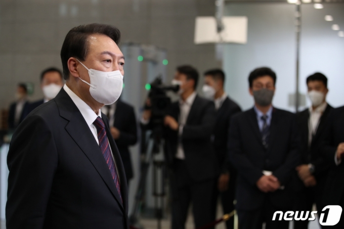 (서울=뉴스1) 오대일 기자 = 윤석열 대통령이 29일 오전 용산 대통령실에서 기자들과 출근길 문답(도어스테핑)을 하고 있다. 2022.8.29/뉴스1  Copyright (C) 뉴스1. All rights reserved. 무단 전재 및 재배포 금지.