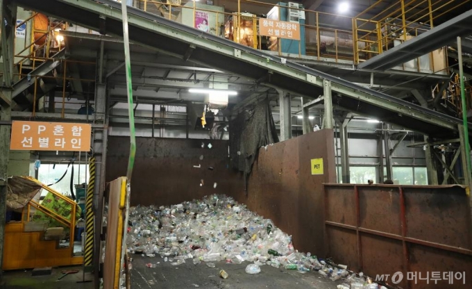 11일 용인 처인구 용인시 재활용 센터에서 광학선별기를 거친 폐페트병이 자동으로 분류되고 있다. /사진=김휘선 기자 hwijpg@