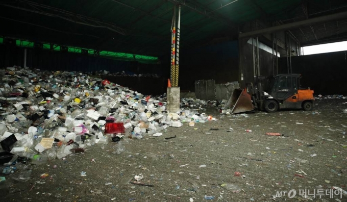 11일 용인 처인구 용인시 재활용센터에 재활용 선별 작업을 앞둔 폐기물들이 쌓여있다. /사진=김휘선 기자 hwijpg@