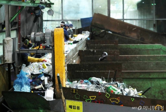11일 용인 처인구 용인시 재활용센터에서 직원들이 자동 선별 작업 시작 전 수선별 작업을 진행 중이다. /사진=김휘선 기자 hwijpg@