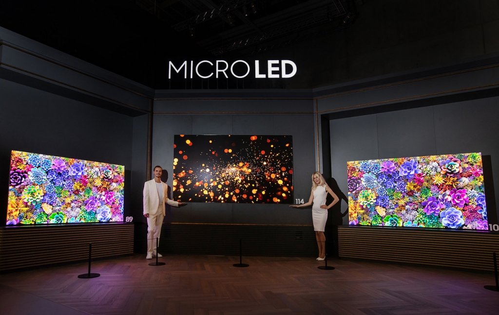 IFA 2022가 열리는 메세 베를린(Messe Berlin)에 위치한 시티 큐브 베를린(City Cube Berlin) '삼성 타운'에서 삼성전자 모델이 영상디스플레이 전시존의 마이크로 LED를 선보이고 있다. / 사진 = 삼성전자 제공