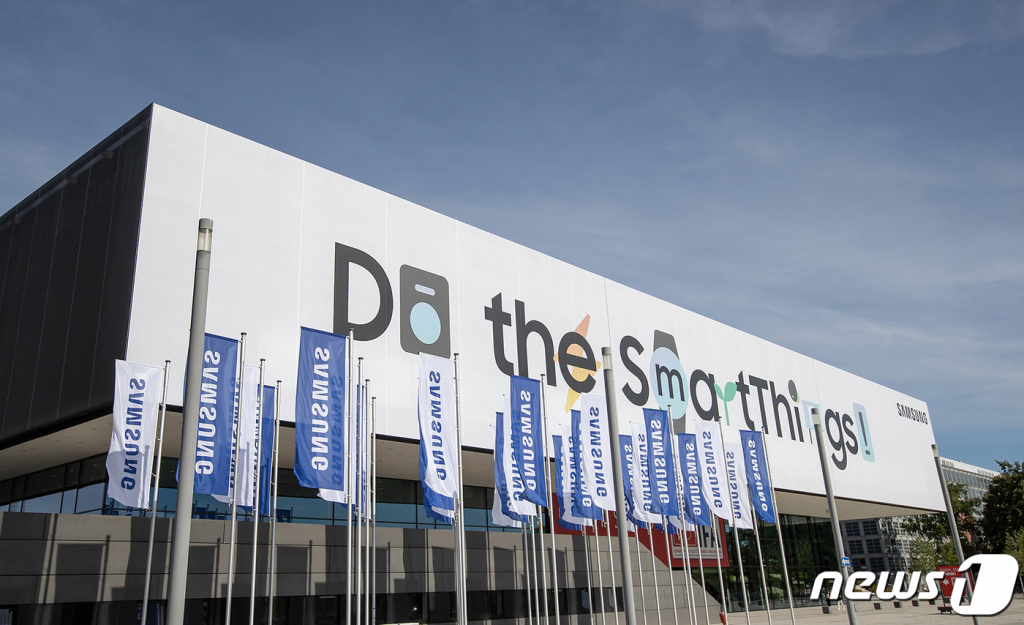 (서울=뉴스1) = 삼성전자가 오는 2~6일(현지시간) 독일 베를린에서 열리는 유럽 최대 가전전시회 'IFA 2022'에 앞서 삼성 단독 전시장이 마련된 시티큐브 베를린 건물 외관에 '스마트싱스'를 통한 새로운 소비자 경험을 강조하는 'Do the SmartThings'를 표현한 옥외 광고를 설치했다고 1일 밝혔다,  '시티큐브 베를린'은 총 3층에 해당되는 건물로 2014년부터 삼성전자가 건물 전체를 단독으로 사용해 각종 전시는 물론 거래선 미팅, 내부 회의 등 다양한 목적으로 사용하고 있다. (삼성전자 제공) 2022.9.1/뉴스1  Copyright ? 뉴스1. All rights reserved. 무단 전재 및 재배포 금지.