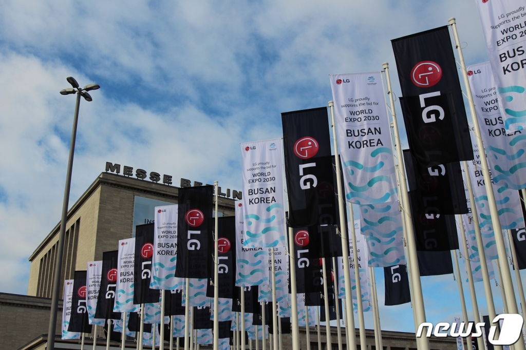 (서울=뉴스1) = LG전자는 다음 달 2일(현지시간)부터 6일까지 열리는 유럽 최대 가전전시회 'IFA 2022' 전시장 입구에 LG 브랜드와 '2030 부산세계박람회' 유치를 위한 깃발 광고 160여개를 설치한다고 31일 밝혔다.  올해 IFA에서 LG전자는 '일상의 새로운 가능성을 재발견하다(Life, Reimagined)'란 슬로건을 내걸고, 새롭게 구상하고 있는 고객경험과 차별화된 혁신 기술을 선보일 예정이다.  특히 전시 부스 한쪽 벽면을 '2030 부산세계박람회' 유치 관련 콘텐츠로 채우는 등 유치 지원에 나선다. (LG전자 제공) 2022.8.31/뉴스1  Copyright ? 뉴스1. All rights reserved. 무단 전재 및 재배포 금지.